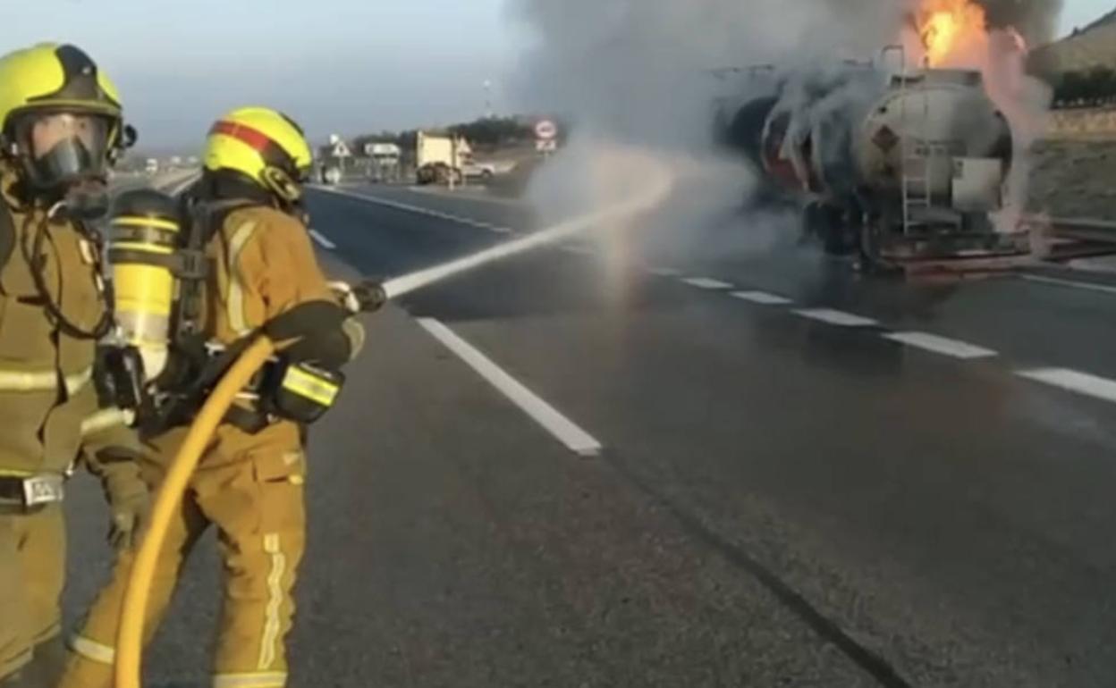 Villena Un Camion Cisterna Se Incendia En La Autovia A Las